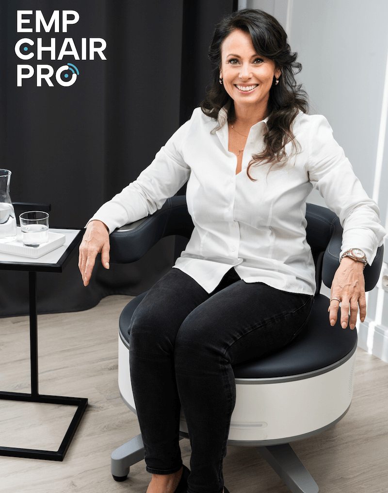 Frau sitzt bequem und voll bekleidet auf dem EMP Chair Pro