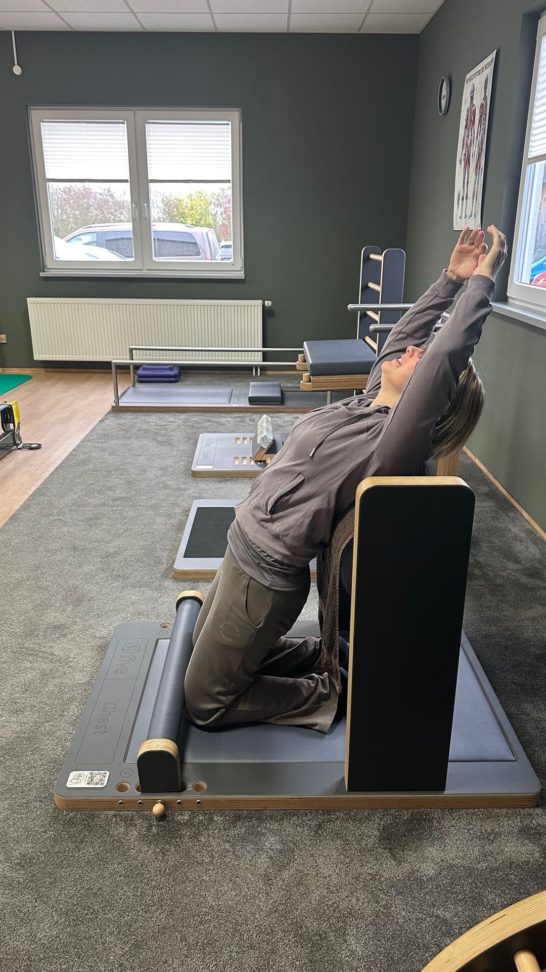 Patientin bei aktiver Bewegungstherapie in der Physiotherapie Niedermeier Langenau