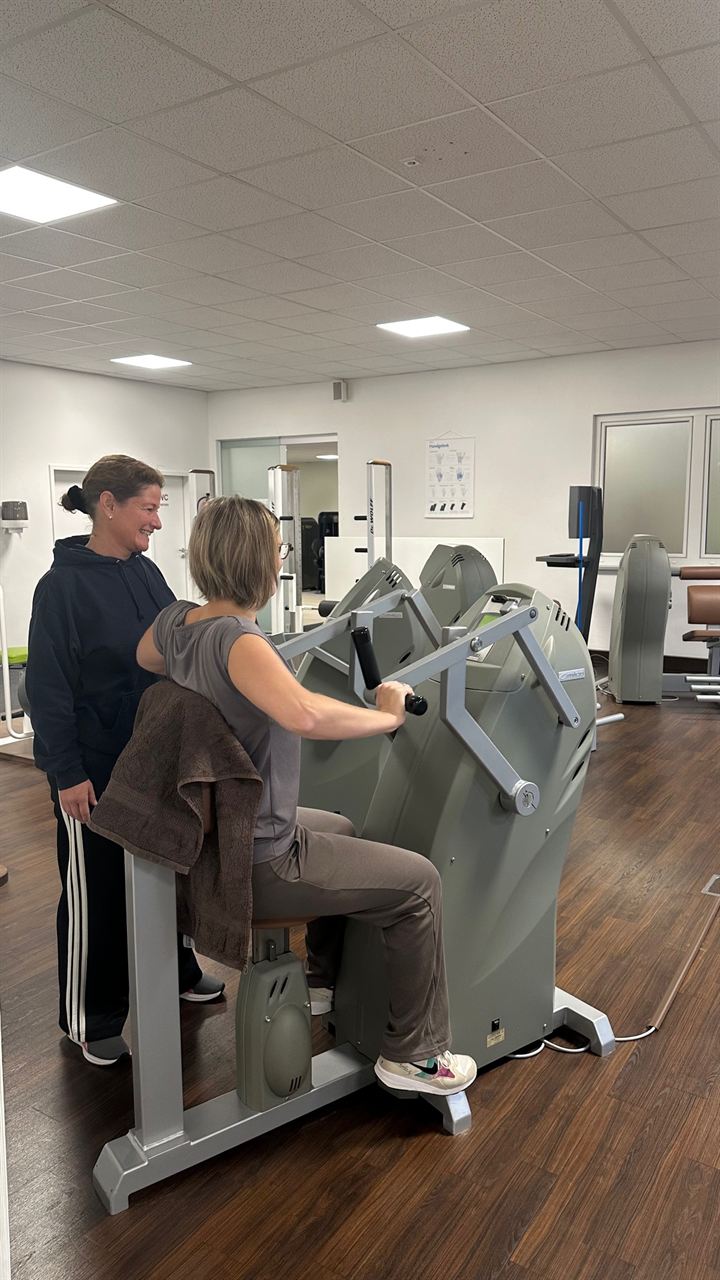Therapeutin begleitet eine Patientin auf der Trainingsfläche